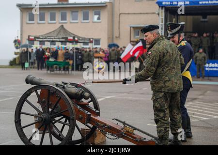 Le colonel Marek Gmurski, ancien commandant de la zone d'entraînement de Drawsko Pomorskie, allume un canon avec un groupe de reenacteurs polonais après sa cérémonie de retraite à la zone d'entraînement de Bucierz Tactical Assault course, Pologne, le 25 janvier 2022. La cérémonie a rendu hommage au colonel Marek Gmurski, qui a servi de commandant de la DPTA depuis 2010 et qui s'est fortement concentré sur l'interopérabilité entre les forces armées polonaises et d'autres forces de l'OTAN, y compris les troupes américaines, pour soutenir les opérations de l'OTAN. (É.-U. Photo de l'armée par le Sgt. Tara Fajardo Arteaga) Banque D'Images