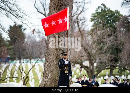 Un porteur personnel de couleur du us infantry Regiment 3D (The Old Guard) porte le drapeau général de quatre étoiles lors des funérailles militaires avec escorte funéraire pour le général de l'armée américaine Montgomery Meigs dans la section 1 du cimetière national d'Arlington, Arlington, Virginie, le 25 janvier 2022. Meigs a été chef de l'armée américaine Europe et de la septième armée de 1998 à 2002, où il a commandé la force de maintien de la paix de l'OTAN en Bosnie. Diplômé de l'Académie militaire américaine en 1967, il commande une unité de cavalerie blindée au Vietnam et la division blindée de 1st dans la guerre du Golfe persique. Meigs a été nommé d'après son grand-gr Banque D'Images