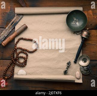 Bol en cuivre tibétain chantant avec un clapper en bois, objets pour la méditation et la médecine alternative, vue de dessus. Plongée dans un t Banque D'Images