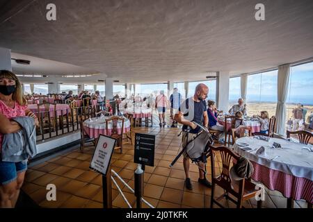 Vue à l'intérieur du restaurant du centre d'accueil de l'Islote de Hilario dans le parc national de Timanfaya, Lanzarote, Espagne, le 9 mars 2022 Banque D'Images