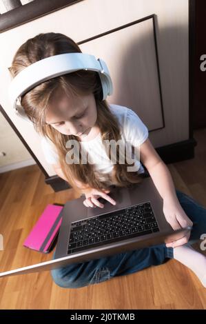 Jeune caucasien belle femme est assise sur une chaise dans la cuisine à la maison tidies vers le haut et beauté ses ongles sur ses mains Banque D'Images