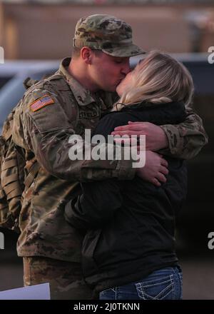 Les membres de la famille accueillent et accueillent les soldats de la Garde nationale de l'Armée de l'Oregon revenant de leur déploiement en Pologne à l'Armory Jackson, Portland, Oregon, le 25 janvier 2022. Soldats affectés à la troupe Alpha, 1st escadrons, 82nd Cavalry Regiment, déployés en Pologne à l'appui de l'Initiative européenne de dissuasion dans le cadre de l'opération Atlantique Resolve en avril 2021. (Photo de la Garde nationale aérienne par John Hughel, ministère des Affaires publiques de l'Oregon) Banque D'Images