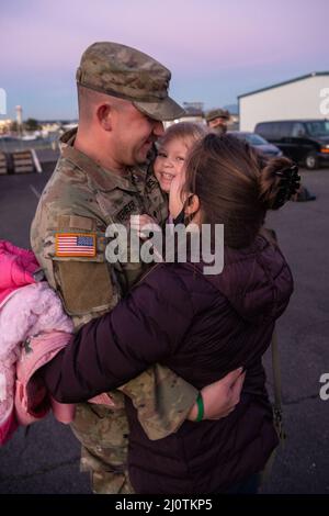 Les membres de la famille accueillent et accueillent les soldats de la Garde nationale de l'Armée de l'Oregon revenant de leur déploiement en Pologne à l'Armory Jackson, Portland, Oregon, le 25 janvier 2022. Soldats affectés à la troupe Alpha, 1st escadrons, 82nd Cavalry Regiment, déployés en Pologne à l'appui de l'Initiative européenne de dissuasion dans le cadre de l'opération Atlantique Resolve en avril 2021. (Photo de la Garde nationale aérienne par John Hughel, ministère des Affaires publiques de l'Oregon) Banque D'Images