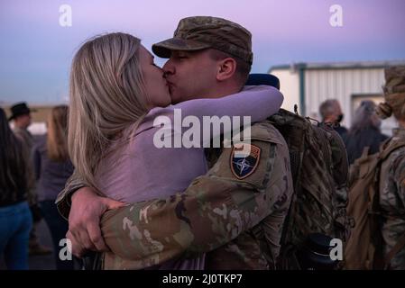 Les membres de la famille accueillent et accueillent les soldats de la Garde nationale de l'Armée de l'Oregon revenant de leur déploiement en Pologne à l'Armory Jackson, Portland, Oregon, le 25 janvier 2022. Soldats affectés à la troupe Alpha, 1st escadrons, 82nd Cavalry Regiment, déployés en Pologne à l'appui de l'Initiative européenne de dissuasion dans le cadre de l'opération Atlantique Resolve en avril 2021. (Photo de la Garde nationale aérienne par John Hughel, ministère des Affaires publiques de l'Oregon) Banque D'Images