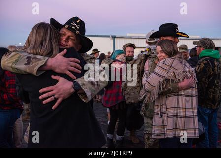 Les membres de la famille accueillent et accueillent les soldats de la Garde nationale de l'Armée de l'Oregon revenant de leur déploiement en Pologne à l'Armory Jackson, Portland, Oregon, le 25 janvier 2022. Soldats affectés à la troupe Alpha, 1st escadrons, 82nd Cavalry Regiment, déployés en Pologne à l'appui de l'Initiative européenne de dissuasion dans le cadre de l'opération Atlantique Resolve en avril 2021. (Photo de la Garde nationale aérienne par John Hughel, ministère des Affaires publiques de l'Oregon) Banque D'Images