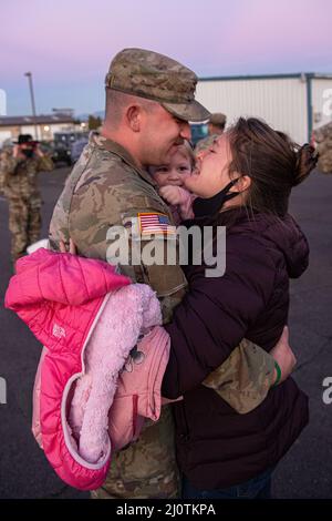 Les membres de la famille accueillent et accueillent les soldats de la Garde nationale de l'Armée de l'Oregon revenant de leur déploiement en Pologne à l'Armory Jackson, Portland, Oregon, le 25 janvier 2022. Soldats affectés à la troupe Alpha, 1st escadrons, 82nd Cavalry Regiment, déployés en Pologne à l'appui de l'Initiative européenne de dissuasion dans le cadre de l'opération Atlantique Resolve en avril 2021. (Photo de la Garde nationale aérienne par John Hughel, ministère des Affaires publiques de l'Oregon) Banque D'Images