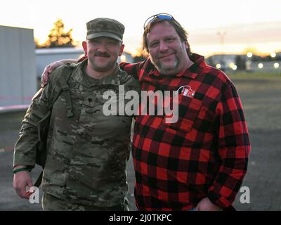 Les membres de la famille accueillent et accueillent les soldats de la Garde nationale de l'Armée de l'Oregon revenant de leur déploiement en Pologne à l'Armory Jackson, Portland, Oregon, le 25 janvier 2022. Soldats affectés à la troupe Alpha, 1st escadrons, 82nd Cavalry Regiment, déployés en Pologne à l'appui de l'Initiative européenne de dissuasion dans le cadre de l'opération Atlantique Resolve en avril 2021. (Photo de la Garde nationale aérienne par John Hughel, ministère des Affaires publiques de l'Oregon) Banque D'Images