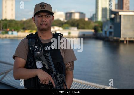 220125-N-FA490-1012 MANILLE, Philippines (janv 25, 2022) – Spécialiste des opérations 1st classe Richard Oplias, de San Jose, Californie, se dresse sur le pont de vol du navire de combat littoral Independence-variant USS Jackson (LCS 6). Attaché au destroyer Squadron (DESRON) 7, Jackson est en cours de déploiement par rotation dans la zone d'opérations de la flotte américaine 7th afin de soutenir la sécurité et la stabilité dans la région, Et de travailler aux côtés des marines alliées et partenaires pour assurer la sécurité et la stabilité maritimes, les piliers essentiels d'une Indo-Pacifique libre et ouverte. (É.-U. Photo marine par communication de masse S Banque D'Images