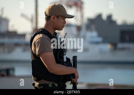 220125-N-FA490-1034 MANILLE, Philippines (janv 25, 2022) – Spécialiste des opérations 1st classe Richard Oplias, de San Jose, Californie, se dresse sur le pont de vol du navire de combat littoral Independence-variant USS Jackson (LCS 6). Attaché au destroyer Squadron (DESRON) 7, Jackson est en cours de déploiement par rotation dans la zone d'opérations de la flotte américaine 7th afin de soutenir la sécurité et la stabilité dans la région, Et de travailler aux côtés des marines alliées et partenaires pour assurer la sécurité et la stabilité maritimes, les piliers essentiels d'une Indo-Pacifique libre et ouverte. (É.-U. Photo marine par communication de masse S Banque D'Images