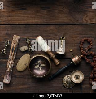 Bol en cuivre tibétain chantant avec un clapper en bois, objets pour la méditation et la médecine alternative, vue de dessus Banque D'Images