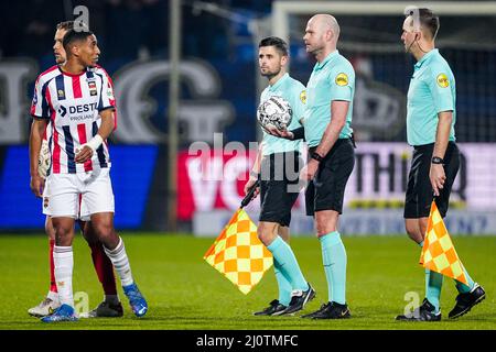 TILBURG, PAYS-BAS - MARS 20: Wessel Dammers de Willem II, Diess Saddiki de Willem II, Timon Wellenreuther de Willem II, arbitre Rob Dieperink, L'arbitre adjoint Martijn Beijer et l'arbitre adjoint Mario diks lors du match néerlandais Eredivisie entre Willem II et AZ Alkmaar au stade Koning Willem II le 20 mars 2022 à Tilburg, pays-Bas (photo de Geert van Erven/Orange Pictures) Banque D'Images