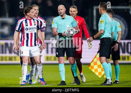 TILBURG, PAYS-BAS - MARS 20 : Arbitre Rob Dieperink, Wessel Dammers of Willem II, Timon Wellenreuther of Willem II, Freek Heerkens of Willem II pendant le match néerlandais Eredivisie entre Willem II et AZ Alkmaar au Koning Willem II Stadion le 20 mars 2022 à Tilburg, pays-Bas (photo de Geert van Erven/Orange Pictures) Banque D'Images
