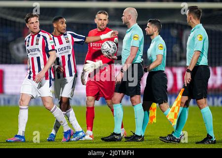 TILBURG, PAYS-BAS - MARS 20: Wessel Dammers de Willem II, Diess Saddiki de Willem II, Timon Wellenreuther de Willem II, arbitre Rob Dieperink, L'arbitre adjoint Martijn Beijer et l'arbitre adjoint Mario diks lors du match néerlandais Eredivisie entre Willem II et AZ Alkmaar au stade Koning Willem II le 20 mars 2022 à Tilburg, pays-Bas (photo de Geert van Erven/Orange Pictures) Banque D'Images