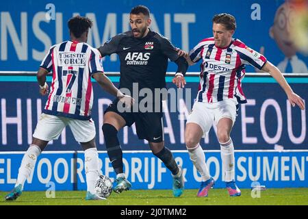 TILBURG, PAYS-BAS - MARS 20 : Vangelis Pavlidis d'AZ combat pour le bal avec Che Nunnely de Willem II et Wessel Dammers de Willem II lors du match hollandais entre Willem II et AZ Alkmaar au Koning Willem II Stadion le 20 mars 2022 à Tilburg, pays-Bas (photo de Geert van Erven/Orange Pictures) Banque D'Images