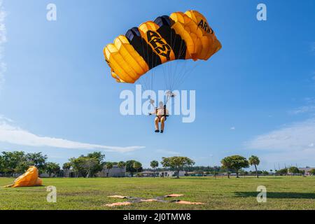 Le sergent de 1re classe Dominic Perry de l'équipe de parachutistes de l'armée américaine débarque son parachute pour un saut d'entraînement à Homestead, en Floride, le 26 janvier 2022. USAPT mène son cycle de certification annuel pour sa prochaine saison de spectacles. (Photo de l'armée américaine par Megan Hackett) Armée, Floride, Golden Knights, Homestead, Miami, aéroporté, Banque D'Images