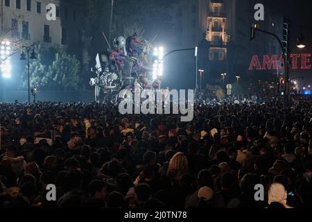 Valence, Espagne. 19th mars 2022. Les gens attendent de brûler des poupées géantes pendant les célébrations du Fallas Festival à Valence, Espagne, le 19 mars 2022. Le Fallas Festival est une fête traditionnelle avec exposition de poupées gigantesques, des défilés bien habillés et des feux d'artifice dans la ville de Valence, en Espagne. Credit: Meng Dingbo/Xinhua/Alay Live News Banque D'Images