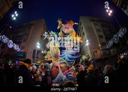 Valence, Espagne. 19th mars 2022. Les gens regardent des poupées géantes pendant les célébrations du Fallas Festival à Valence, Espagne, le 19 mars 2022. Le Fallas Festival est une fête traditionnelle avec exposition de poupées gigantesques, des défilés bien habillés et des feux d'artifice dans la ville de Valence, en Espagne. Crédit: Pablo Morano/Xinhua/Alay Live News Banque D'Images