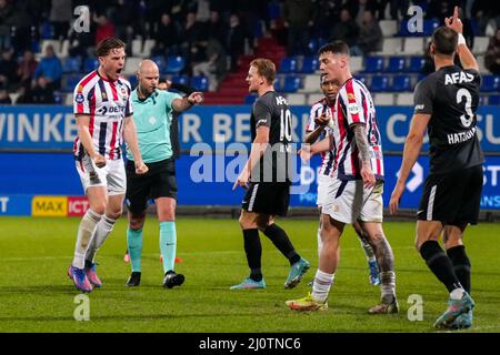 TILBURG, PAYS-BAS - MARS 20: Arbitre Rob Dieperink, Wessel Dammers de Willem II pendant le match néerlandais Eredivisie entre Willem II et AZ Alkmaar au stade Koning Willem II le 20 mars 2022 à Tilburg, pays-Bas (photo de Geert van Erven/Orange Pictures) Banque D'Images