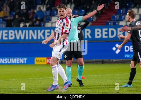 TILBURG, PAYS-BAS - MARS 20: Arbitre Rob Dieperink, Wessel Dammers de Willem II pendant le match néerlandais Eredivisie entre Willem II et AZ Alkmaar au stade Koning Willem II le 20 mars 2022 à Tilburg, pays-Bas (photo de Geert van Erven/Orange Pictures) Banque D'Images