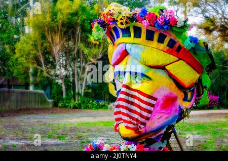 Un propriétaire d'une maison fait une déclaration politique avec des décorations de Mardi gras, avec la Statue de la liberté portant un drapeau américain comme un masque facial et un museau. Banque D'Images