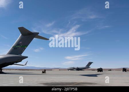 Les C-17 Globemaster III de la US Air Force affectés à la base interarmées Lewis-McChord (Washington) et à la base aérienne Travis (Californie), ainsi que deux véhicules du système de fusées de l'artillerie de la mobilité (HImars) sont installés sur la ligne de vol le 26 janvier 2022 au Marine corps Air Ground combat Centre Twentynine Palms (Californie).Les deux C-17 ont participé à une formation conjointe avec un HImars, Rapid Aerial Insertion (HIRAIN) avec des Marines américains du Bataillon 5th, 11th Marine Regiment.(É.-U.Photo de la Force aérienne par le premier Airman Alexander Merchak) Banque D'Images