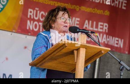 Munich, Bavière, Allemagne. 20th mars 2022. MARION SCHMIDT du Parti Marxiste-Léniniste d'Allemagne, qui a été une structure de Corona DEMOS depuis le début. Schmidt est une figure controversée, en particulier en ce qui concerne Israël, et il a été révélé qu'elle travaille dans l'ancien camp de concentration de Dachau. À l'époque de Corona, le MLPD a également supprimé les barrières contre l'III Le groupe Weg neonazi, comme Jonas M. de ce dernier est apparu sur scène lors d'une démo anti-Corona tenue par le MLPD en 2020 à Odeonsplatz. Malgré la controverse ''Journée de la liberté'' en Allemagne où la plupart des mesures anti-pandémiques sont mises en place Banque D'Images