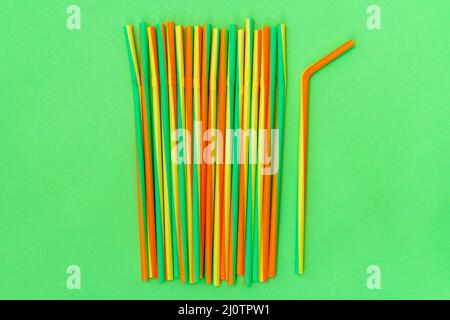Pailles de cocqueue colorées sur fond vert Banque D'Images