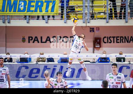 Latina, Italie. 20th mars 2022. Serve, Oreste Cavuto (ITAS Trentino) pendant Top Volley Cisterna vs ITAS Trentino, Volleyball Italien Serie A Men SuperLeague Championship Championship à Latina, Italie, Mars 20 2022 crédit: Independent photo Agency/Alay Live News Banque D'Images