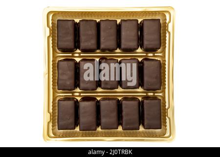 Pralines au chocolat noir dans une boîte carrée dorée Banque D'Images