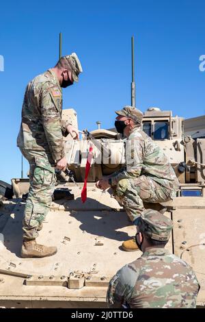 Un instructeur affecté au 1st Bataillon 37th Armored Regiment (bandits) instruit un Soldat de la division 1st Armored sur les procédures à suivre pour correctement la prévision du canon 25mm du Bradley Fighting Vehicle. Le boresighting implique l'utilisation d'un dispositif laser inséré dans le canon du canon pour s'assurer que le canon et la vue sont correctement alignés. Banque D'Images