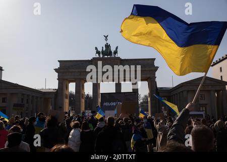 Berlin, Allemagne. 20th mars 2022. Les gens ont protesté devant la porte de Brandebourg à Berlin, contre la guerre de la Russie en Ukraine le 30 mars 2022. (Credit image: © Michael Kuenne/PRESSCOV via ZUMA Press Wire) Banque D'Images