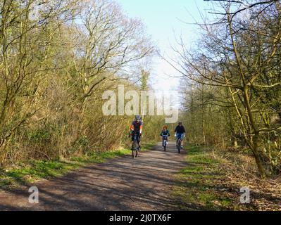 Cyclistes sur le Sett Valley Trail, qui relie New Mills et Hayfield dans le Derbyshire. Banque D'Images