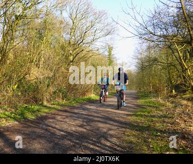 Cyclistes sur le Sett Valley Trail, qui relie New Mills et Hayfield dans le Derbyshire. Banque D'Images