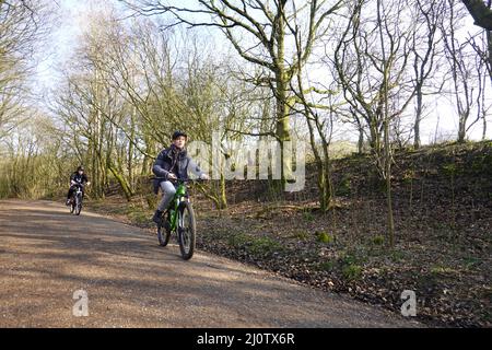 Cyclistes sur le Sett Valley Trail, qui relie New Mills et Hayfield dans le Derbyshire. Banque D'Images