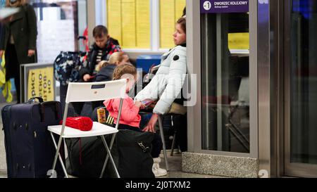 Cracovie, Pologne 14 mars 2022, femmes et enfants à la gare de Pologne, évacuation d'Ukraine. Guerre. Réfugiés ukrainiens Banque D'Images