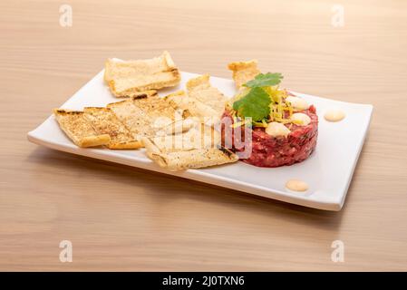 Le steak tartre ou filet de tartre est un plat avec le filet de bœuf de la meilleure qualité, assaisonné, consommé cru et fraîchement préparé. Banque D'Images