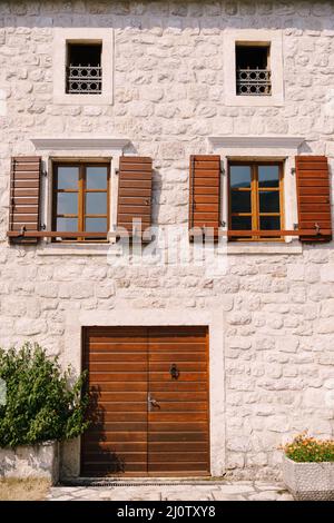 Façade d'une ancienne maison en pierre avec volets à Perast.Monténégro Banque D'Images