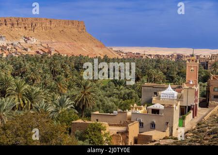 Belles falaises et Blue Skies près d'Errachidia, Maroc, Afrique Banque D'Images