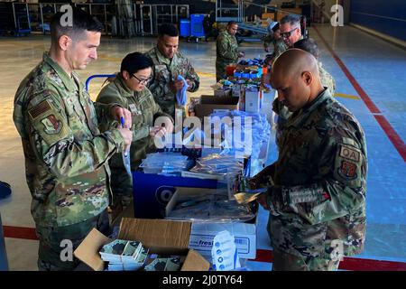 8 mars 2022 - base de la Garde nationale aérienne Moffett, Californie, États-Unis - pour soutenir l'Ukraine, notre pays partenaire dans le cadre du Programme de partenariat de la Garde nationale, des aviateurs de l'escadre de sauvetage 129th se sont réunis pour construire des trousses de soins, le 8 mars 2022, à la base de la Garde nationale aérienne Moffett, Les paquets seront envoyés à l'étranger et remis aux réfugiés ukraniens déplacés par la guerre avec la Russie. Les aviateurs ont rempli plus de 300 sacs de chaussettes, d'en-cas et d'articles d'hygiène bucco-dentaire qui ont été donnés par les fonds du Top 3 de l'aile et du Groupe du Chef pour l'aide humanitaire. (Image de crédit : © U.S. National Gu Banque D'Images