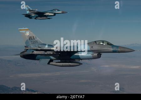 Deux faucons de combat F-16C affectés à l'escadron 64th agresseurs reviennent dans la zone d'entraînement lors d'une mission drapeau rouge-Nellis 22-1 le 28 janvier 2022 au-dessus du champ d'essai et d'entraînement du Nevada.L’AGRS de 64th a joué le rôle de la Force Rouge contre les Forces bleues dans l’entraînement qui donne la priorité aux missions de combat des « premiers timers ».(É.-U.Photo de la Force aérienne par Tech.Sgt.Alexandre Montes) Banque D'Images