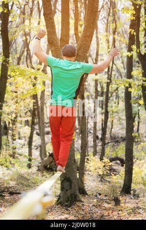 Un homme barbu vieux marche le long d'une ligne de chemin dans la forêt d'automne dans un après-midi ensoleillé. Le concept de loisirs et de loisirs d'un Banque D'Images