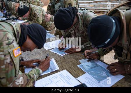 Les soldats de la Division d’entraînement 98th (formation initiale à l’entrée) organisent un cours de navigation terrestre dans le cadre de la compétition 2022 des meilleurs guerriers de la Division d’entraînement 98th à fort Benning, en Géorgie, le 28 janvier 2022. La compétition du meilleur guerrier reconnaît les soldats qui font preuve d'engagement envers les valeurs de l'Armée de terre, incarnent l'éthos du guerrier et représentent la Force de l'avenir. (É.-U. Réserve de l'armée photo par Sgt. Jeffery Harris) Banque D'Images