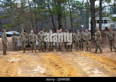 Les soldats de la Division d’entraînement 98th (formation initiale d’entrée) participent à un cours d’obstacles dans le cadre de la compétition 2022 du meilleur guerrier de la Division d’entraînement 98th à fort Benning, en Géorgie, le 28 janvier 2022. La compétition du meilleur guerrier reconnaît les soldats qui font preuve d'engagement envers les valeurs de l'Armée de terre, incarnent l'éthos du guerrier et représentent la Force de l'avenir. (É.-U. Réserve de l'armée photo par Sgt. Jeffery Harris) Banque D'Images