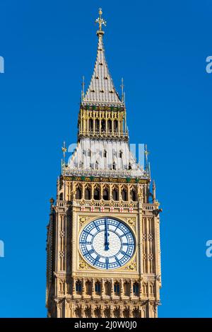 Récemment découvert restauré Elizabeth Tower, Big Ben, du Palais de Westminster, Londres. Couleurs vives. Détails ornés de la flèche le jour ensoleillé Banque D'Images