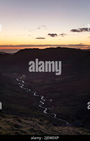 Rivière Duddon au fond du Wrynose, vue après le coucher du soleil dans le district des lacs anglais Banque D'Images