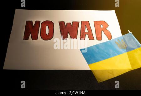 AUCUNE manifestation DE GUERRE contre la guerre en Ukraine. Protestation contre l'invasion russe de l'Ukraine. Sans rouge de guerre sur fond blanc avec l'ukrainien Banque D'Images