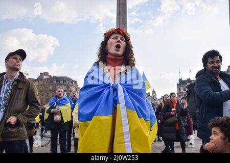 Londres, Angleterre, Royaume-Uni. 20th mars 2022. Une femme drapée dans le drapeau ukrainien scanne des slogans. De grandes foules continuent de se rassembler sur la place Trafalgar pour soutenir l'Ukraine, tandis que la Russie intensifie son attaque. (Credit image: © Vuk Valcic/ZUMA Press Wire) Credit: ZUMA Press, Inc./Alamy Live News Banque D'Images