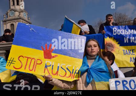 Londres, Angleterre, Royaume-Uni. 20th mars 2022. Une jeune femme porte un écriteau « Top Russia » aux couleurs du drapeau ukrainien. De grandes foules continuent de se rassembler sur la place Trafalgar pour soutenir l'Ukraine, tandis que la Russie intensifie son attaque. (Credit image: © Vuk Valcic/ZUMA Press Wire) Credit: ZUMA Press, Inc./Alamy Live News Banque D'Images