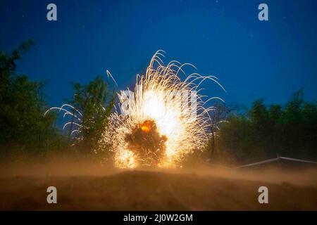 Fort Thanarat, Thaïlande. 12th mars 2022. Les torpilles de Bangalore explosent, créant un vide pour les soldats de la Compagnie Bravo, 29th Brigade Engineer Battalion, 3rd Brigade combat Team, 25th Infantry Division, de pousser à travers pour capturer un objectif tout en menant un raid de nuit, Mar. 12, 2022, fort Thanarat. La formation en direct sur les incendies est essentielle pour assurer la préparation opérationnelle et constitue un domaine d'intérêt principal pour Hanuman Guardian 22. Credit: US Air Force/ZUMA Press Wire Service/ZUMAPRESS.com/Alamy Live News Banque D'Images