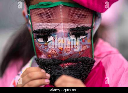 Mexico, Mexique. 18th mars 2022. Un enfant portant un costume participe au Carnaval de Xochimilco 2022. (Image de crédit : © David de la Paz/ZUMA Press Wire Service) Banque D'Images